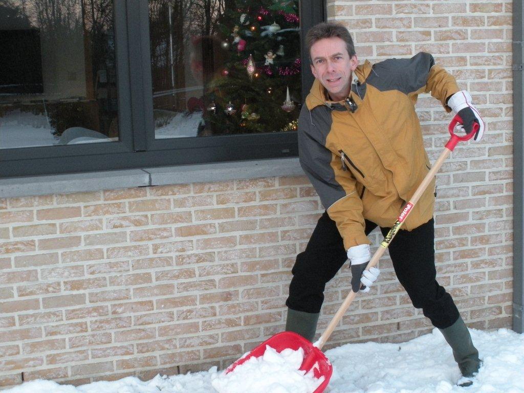 Steven De Boe ruimt sneeuw